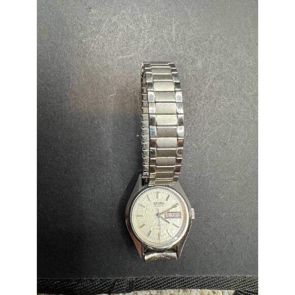 Seiko Quartz Vintage Watch Day-Date English/Japanese Dial 21.7mm Silver Tone main image 5